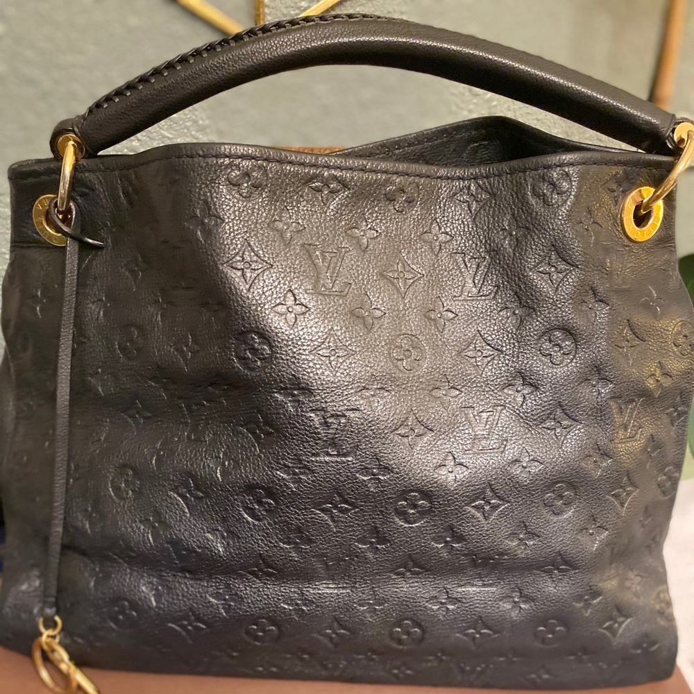 Authentic Louis Vuitton artsy MM bag